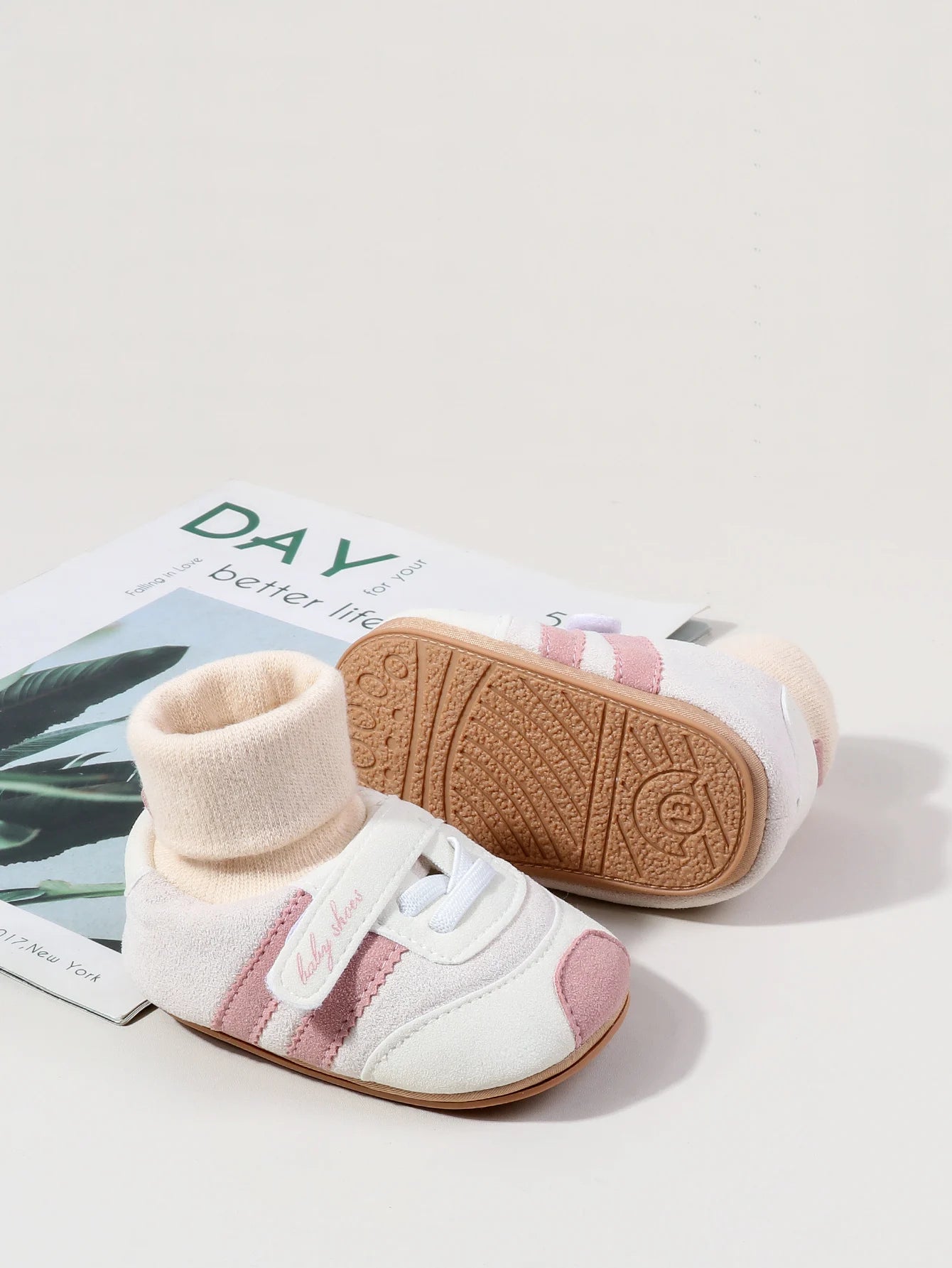 Autumn And Winter Baby Shoes for Boys and Girls 0-1 Years Old Shoes and Socks Do Not Drop Soft Bottom Anti Slip Sneakers