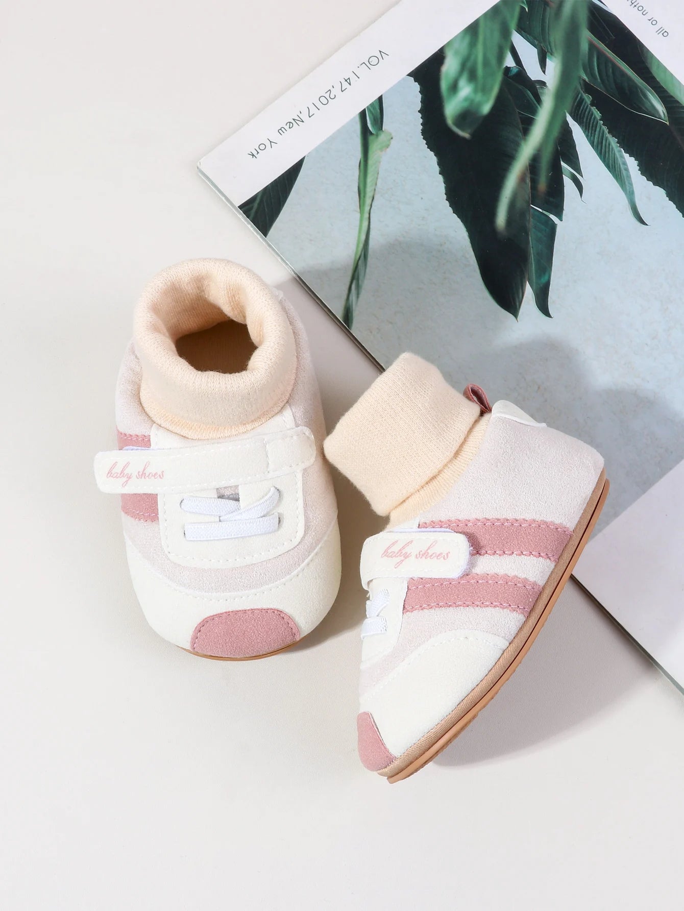 Autumn And Winter Baby Shoes for Boys and Girls 0-1 Years Old Shoes and Socks Do Not Drop Soft Bottom Anti Slip Sneakers